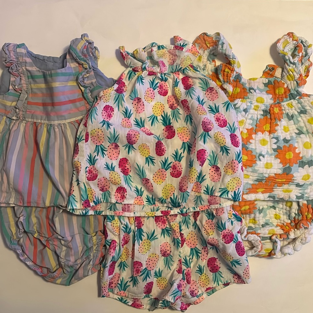 Bundle of 12 month baby girl outfits.